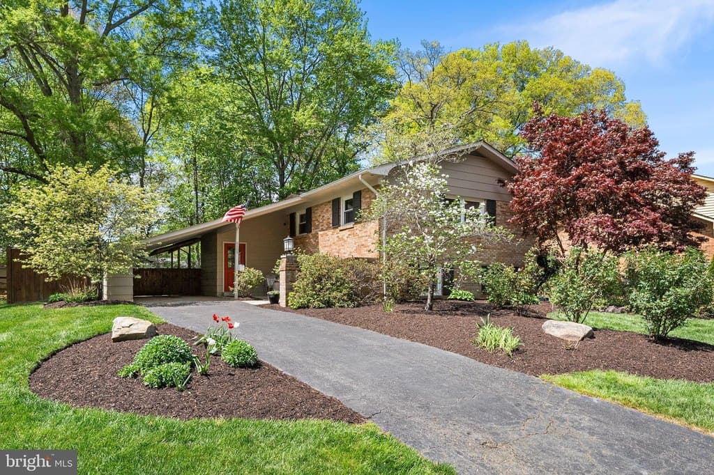 8408 Brewster Dr, Alexandria