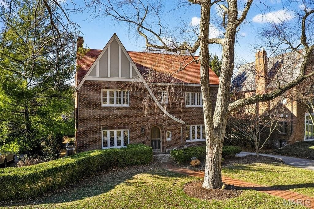 37 Ridgemoor Dr, Clayton