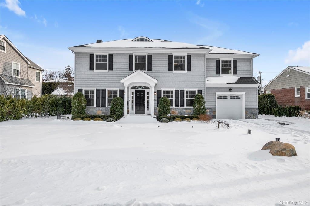 36 Fenimore Ave, Garden City