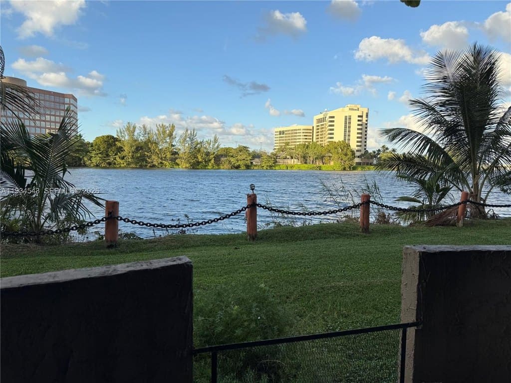 5199 NW 7th St Unit 115