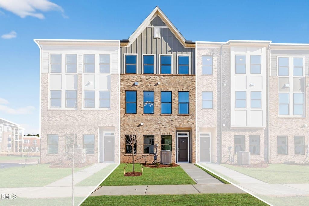 768 Ballyneal Aly, Cary