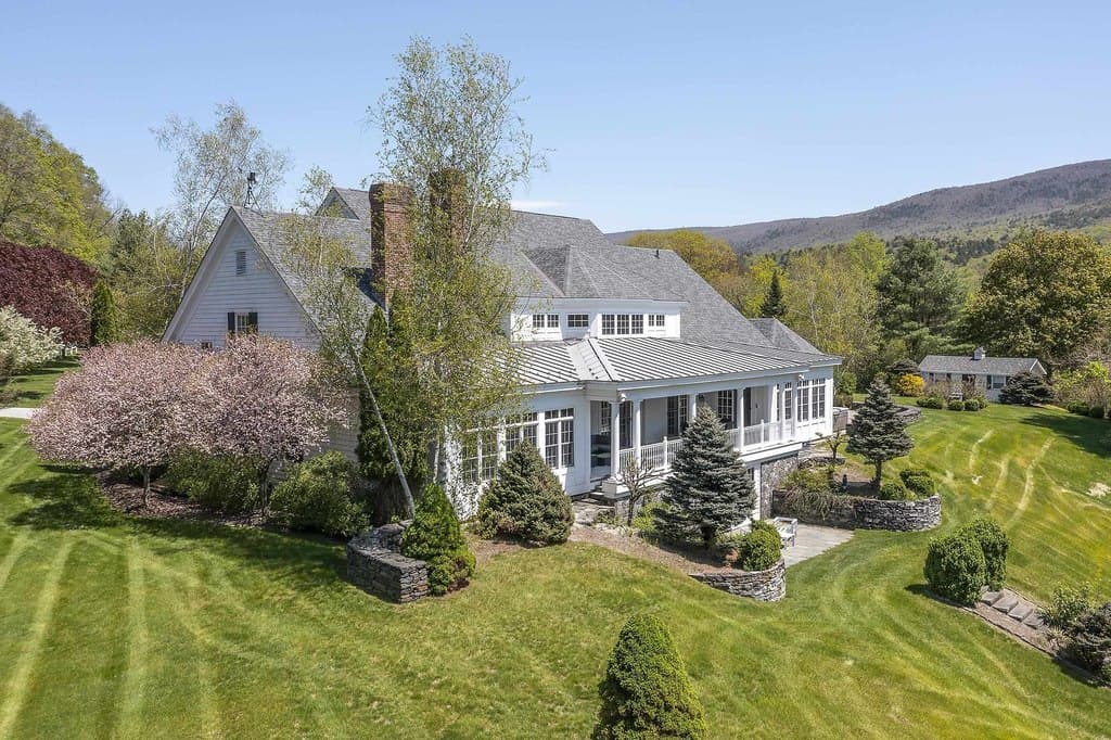 384 Riverbend Dr, Manchester