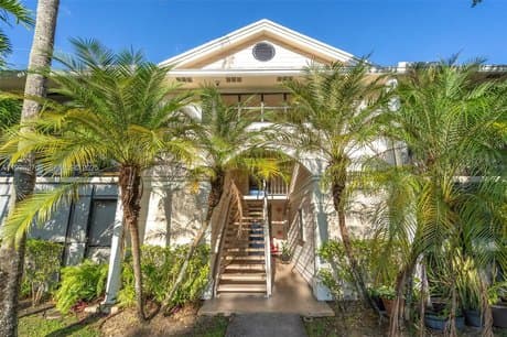 907 NE 199th St Apt 101