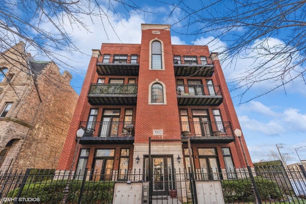 3932 S Lake Park Ave Apt 2N