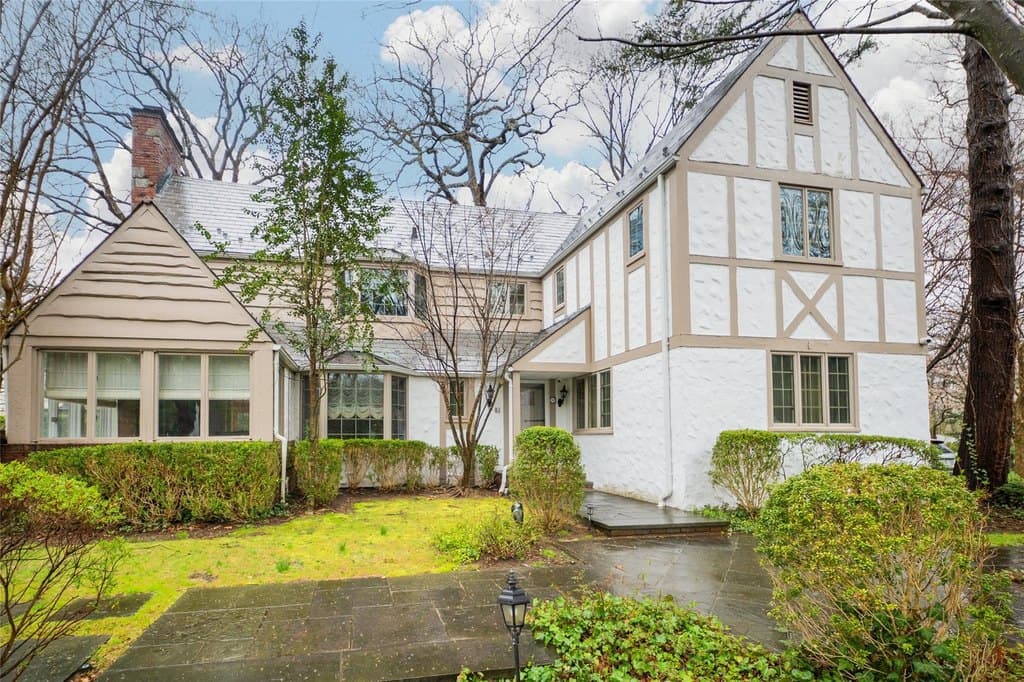 20 Sussex Rd, Great Neck