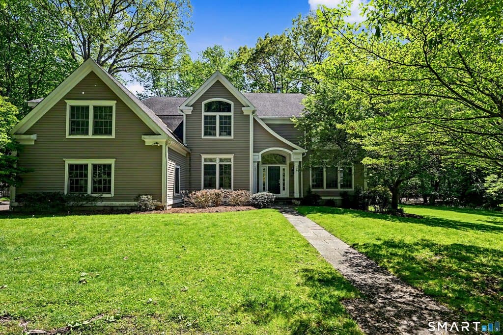47 Cross Country Trl, Stamford