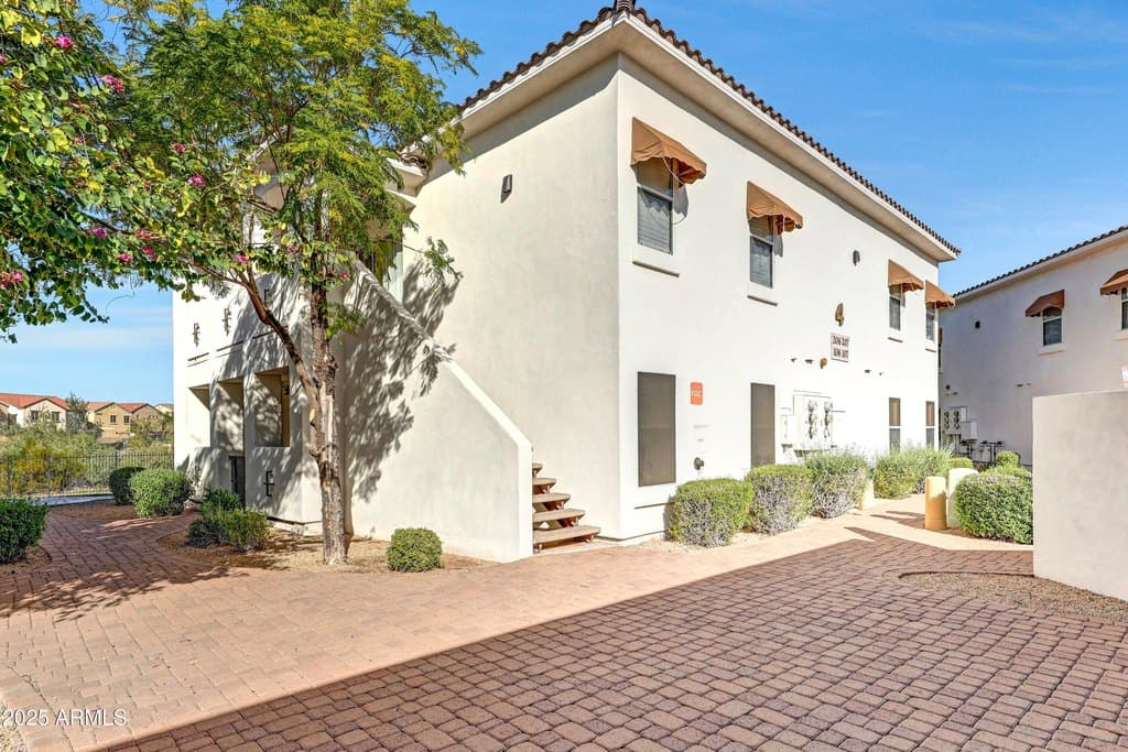 2950 W Louise Dr Unit 206