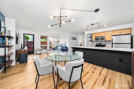 827 Hiawatha Pl S Apt 204