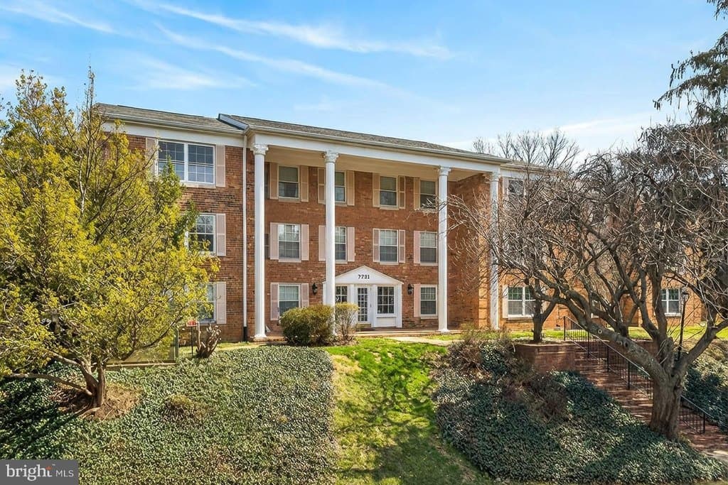 7721 Tremayne Pl Apt 215, McLean