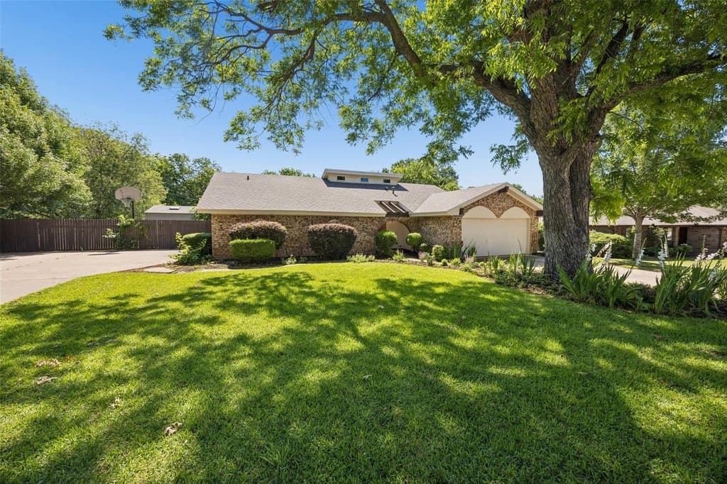 1203 Oakwood Trl, Southlake