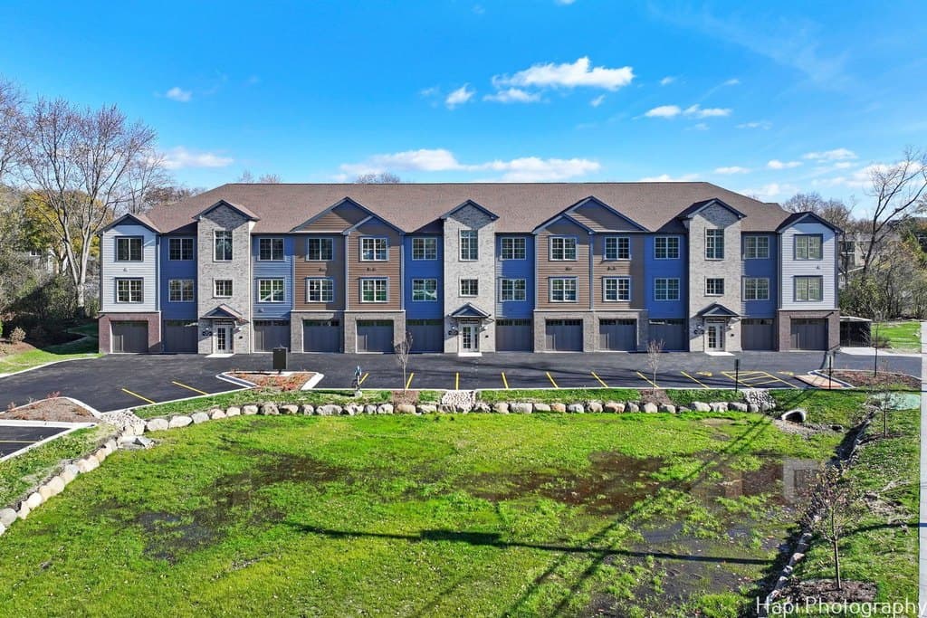 319 S Glendale Ave Unit 204, Barrington