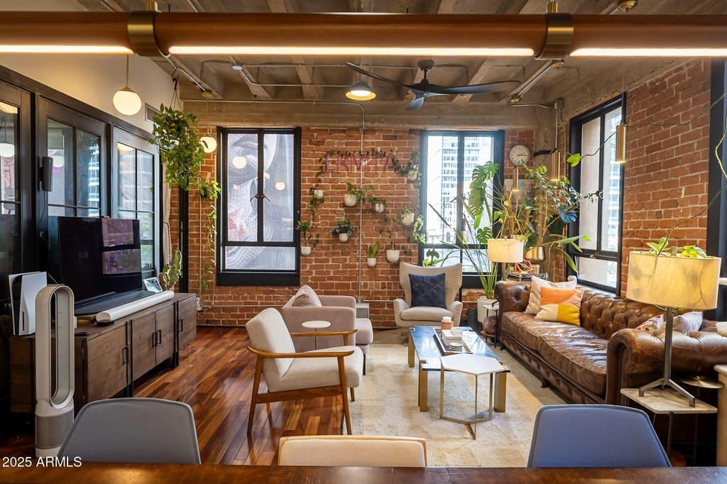 114 W Adams St Unit 203