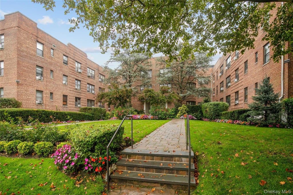 15 Canterbury Rd Apt D6, Great Neck