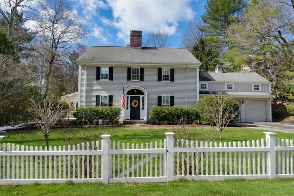 92 Woodlawn Ave, Wellesley