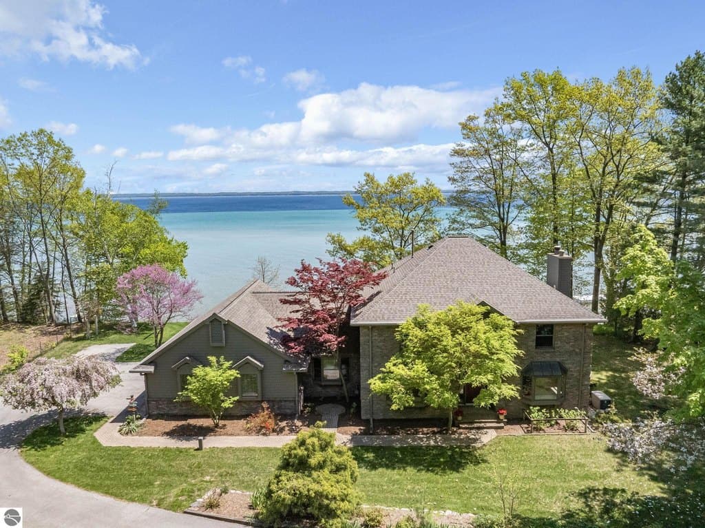 17744 Smokey Hollow Rd, Traverse City