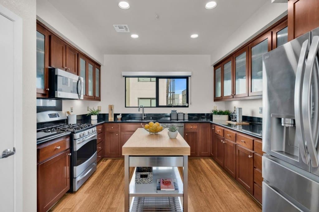 701 Zephyr Dr, Oakland