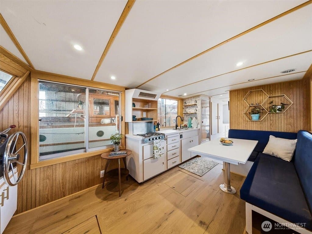 2401 N Northlake Way