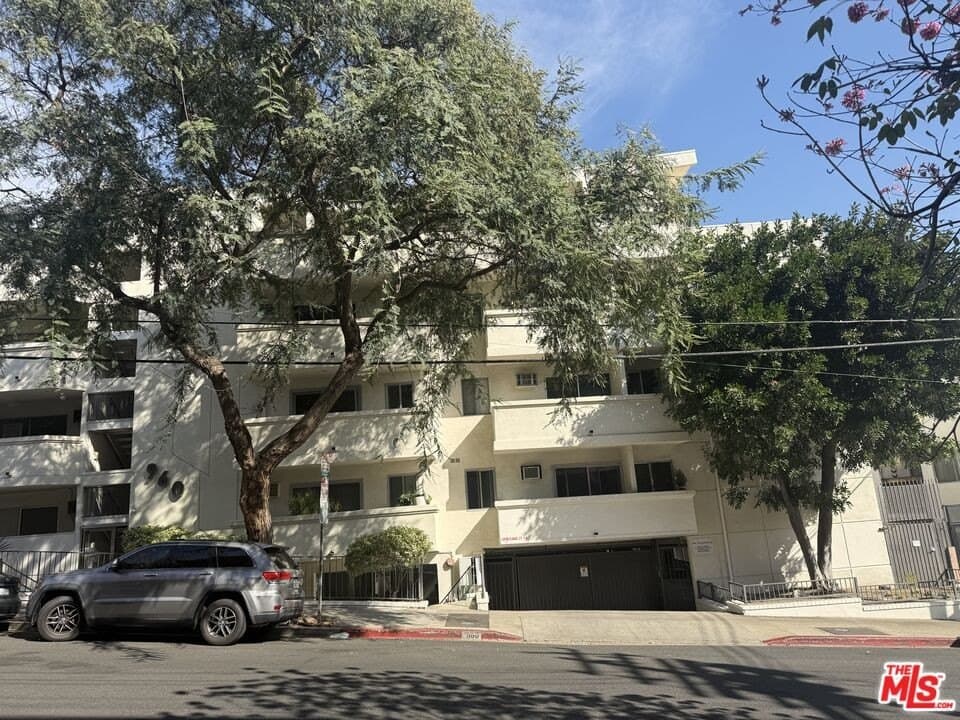 960 Larrabee St Apt 321, West Hollywood