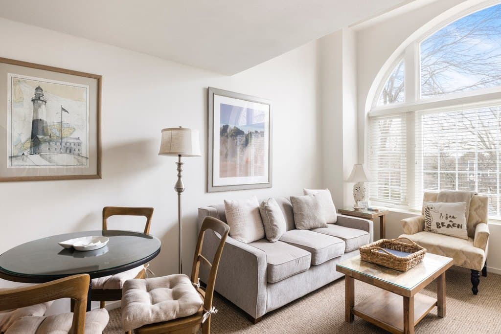 236 Edgemere St Apt 115, Montauk