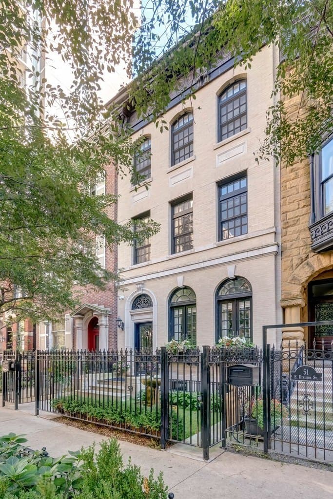 53 E Division St, Chicago