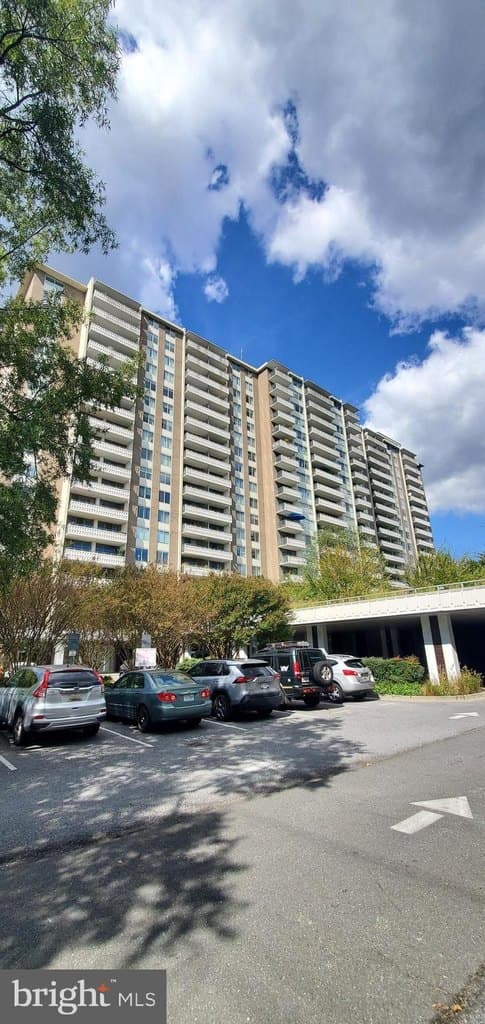 5101 River Rd Apt 907, Bethesda