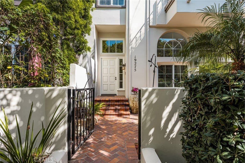 19275 Meadowood Cir, Huntington Beach