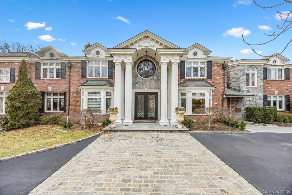 10 Hemlock Dr, Great Neck