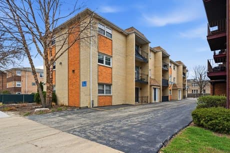 5979 N Northwest Hwy Apt 103