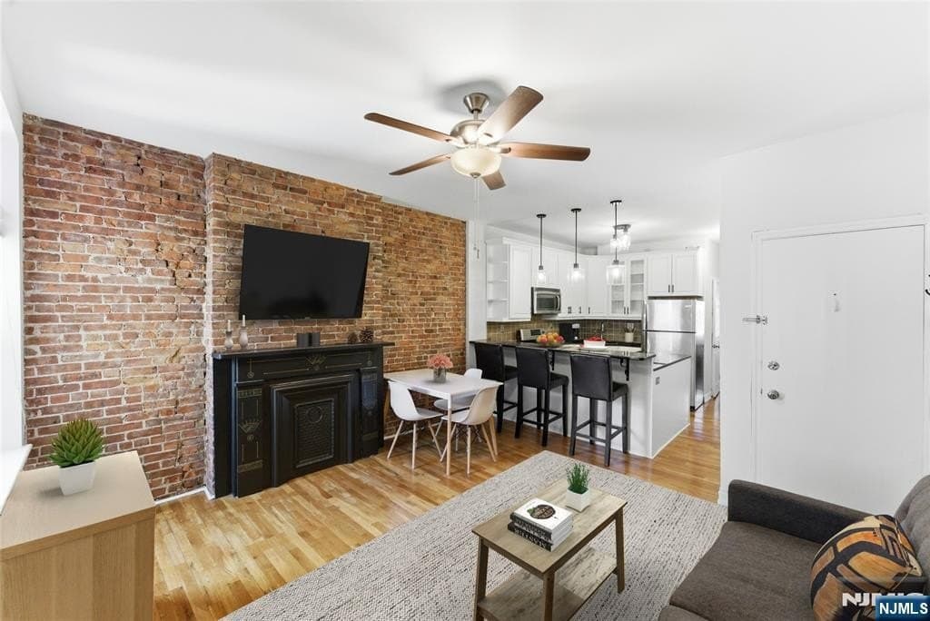 211 14th St Apt 3R, Hoboken