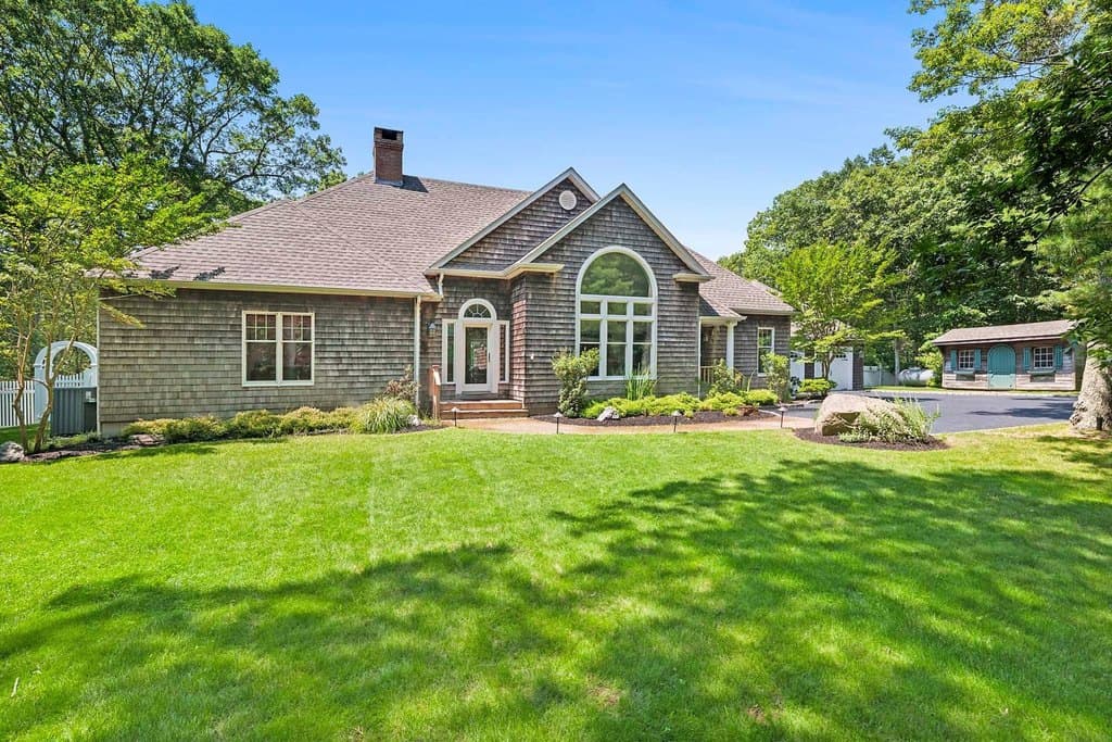 8 Landfall Cir, East Hampton