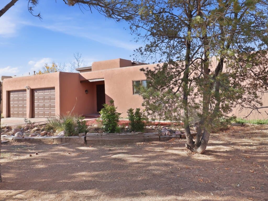 2575 Calle Delfino, Santa Fe
