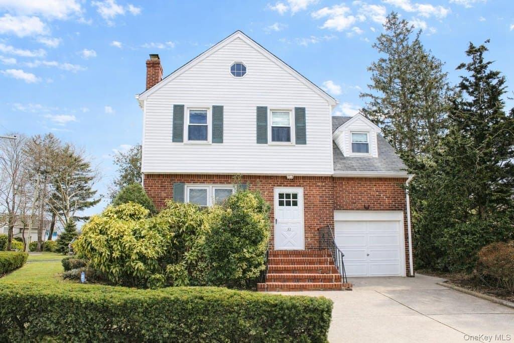 22 Hathaway Dr, Garden City