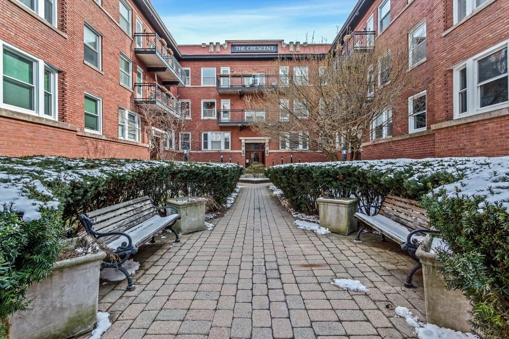 845 W Belle Plaine Ave Apt 2E