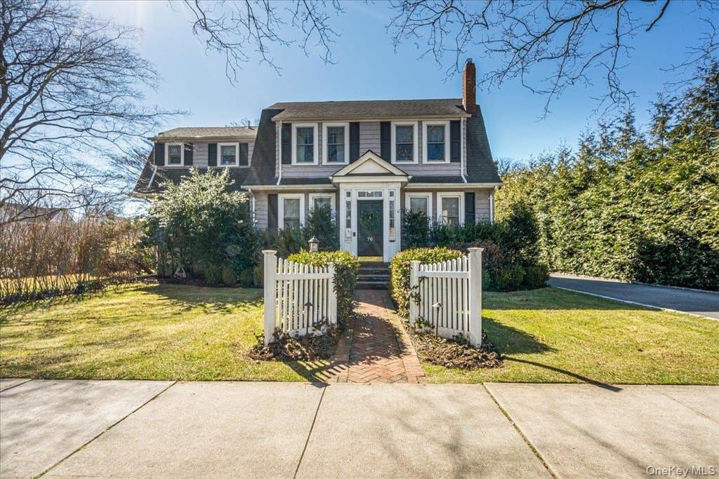 70 Magnolia Ave, Garden City