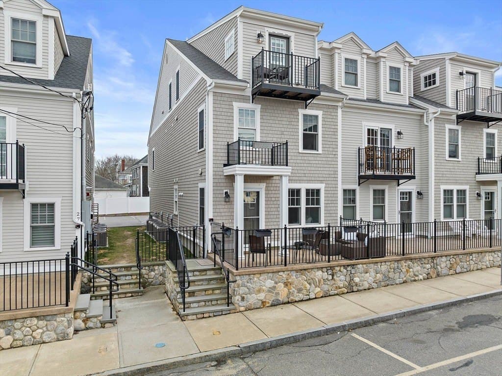 25 Howland St Unit 2, Plymouth