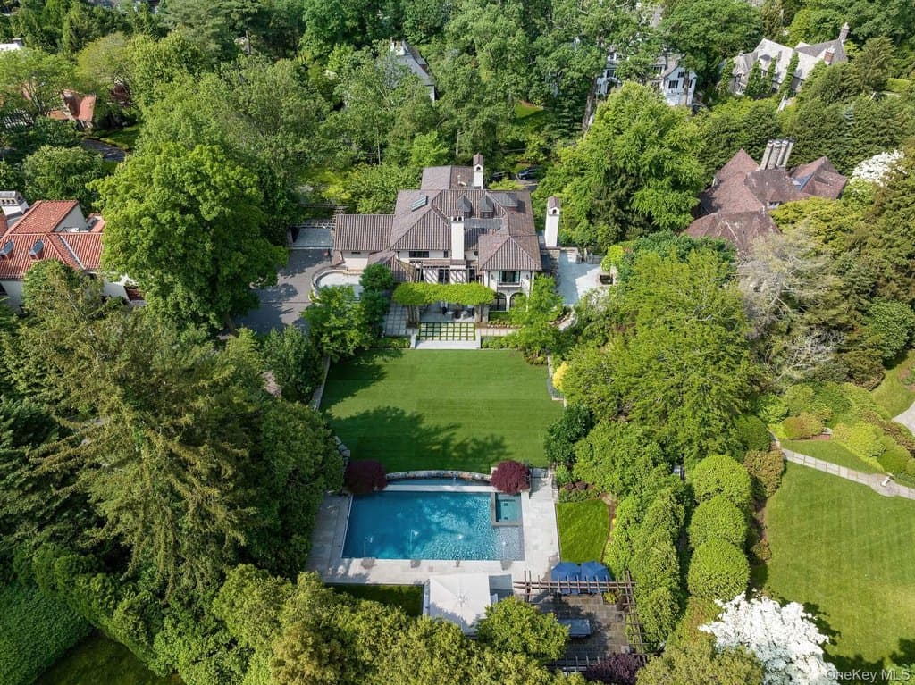 47 Masterton Rd, Bronxville
