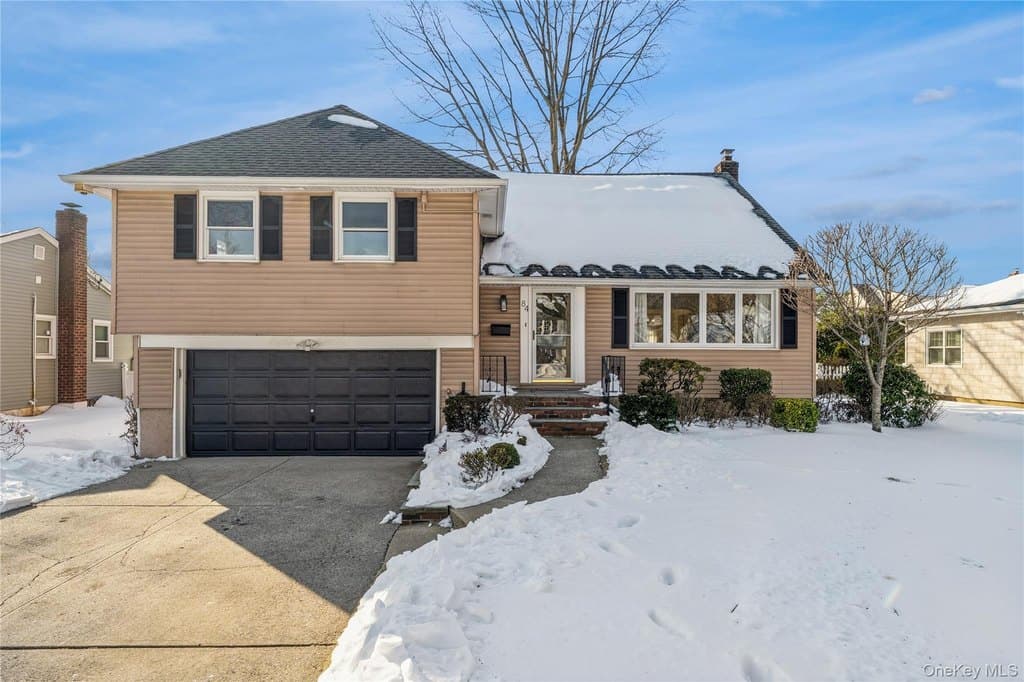 84 Russell Rd, Garden City