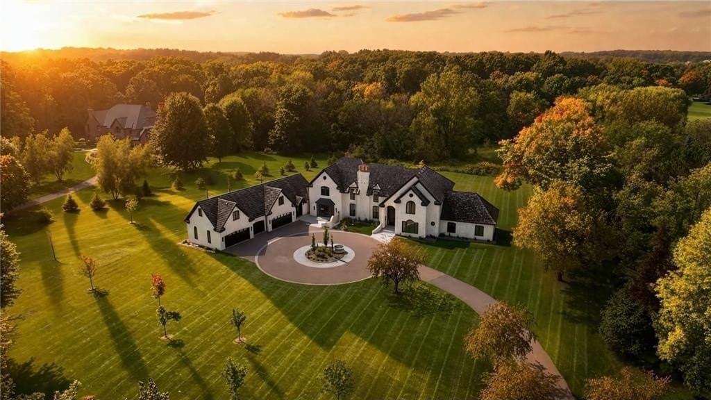 170 Spur Cir, Wayzata