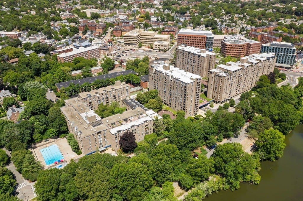 99 Pond Ave Apt 222, Brookline