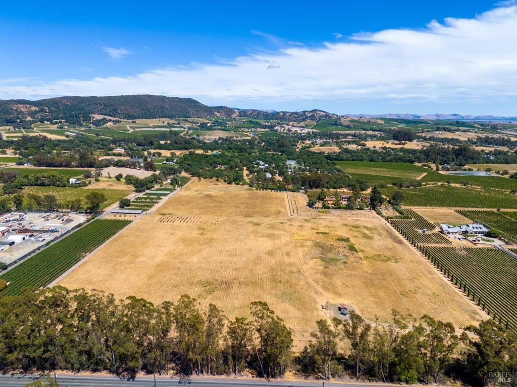 20780 8th St E, Sonoma