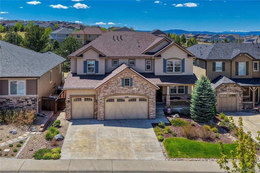2204 Treetop Dr