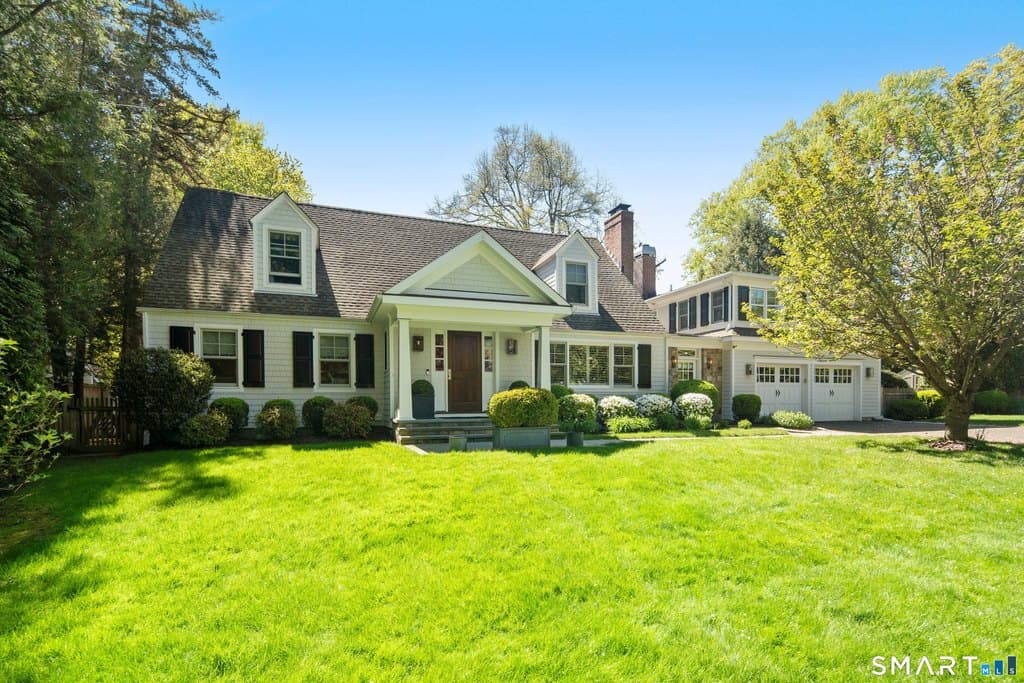 11 McLaren Rd S, Darien