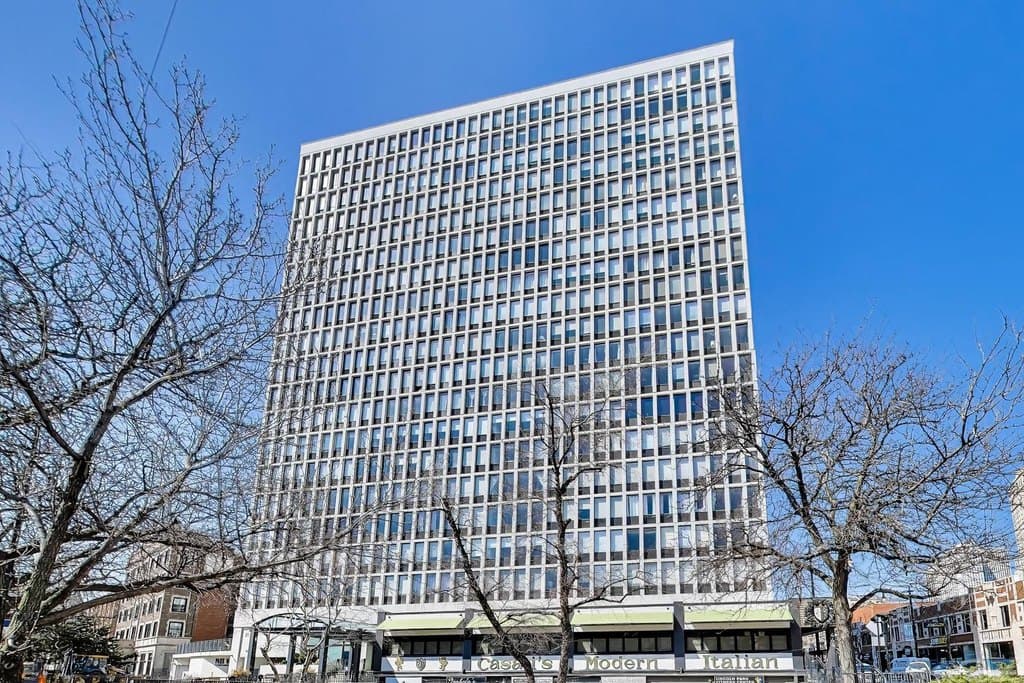 444 W Fullerton Pkwy Apt 305