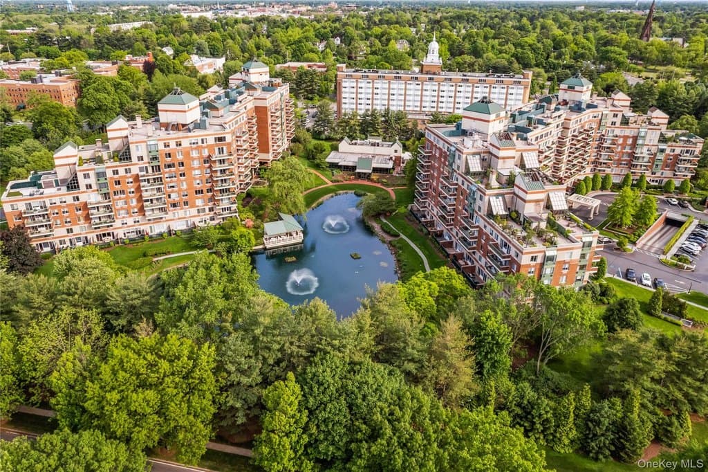 111 Cherry Valley Ave Apt 202, Garden City