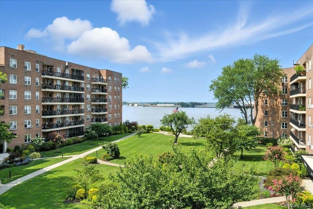 162-41 Powells Cove Blvd Unit 4D