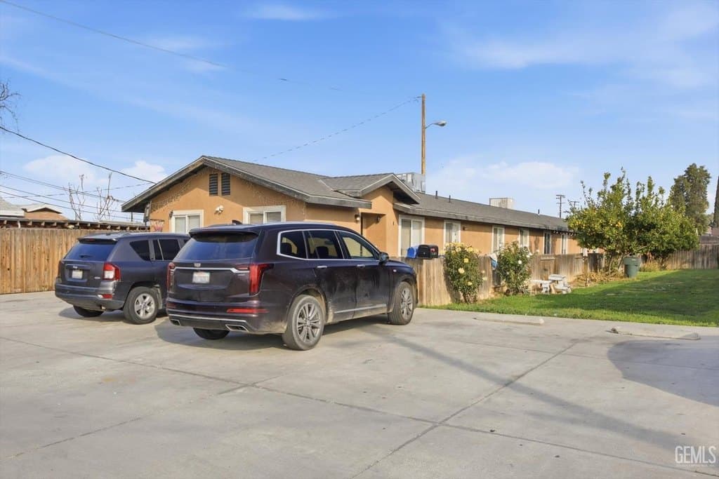 106 E Warren Ave, Bakersfield