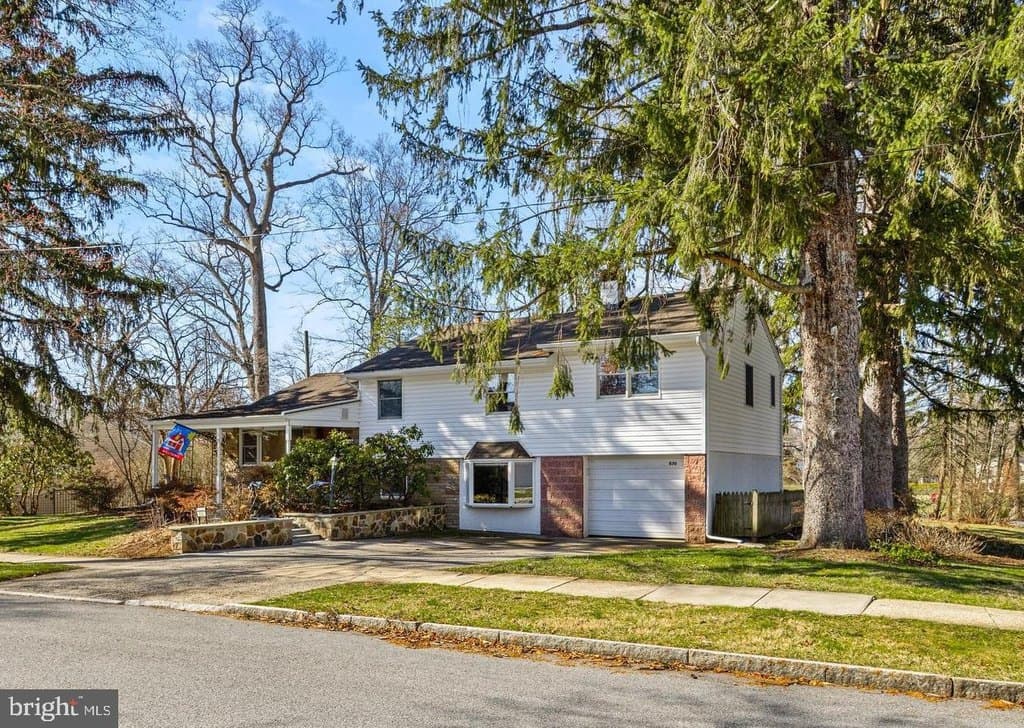 830 Lewis Ln, Bryn Mawr