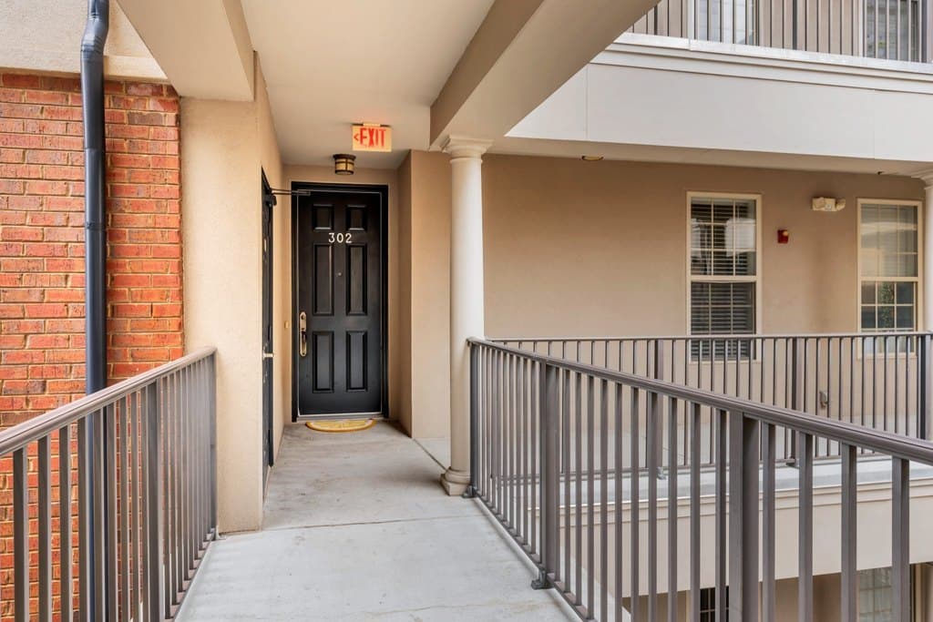 305 Seven Springs Way Apt 302, Brentwood