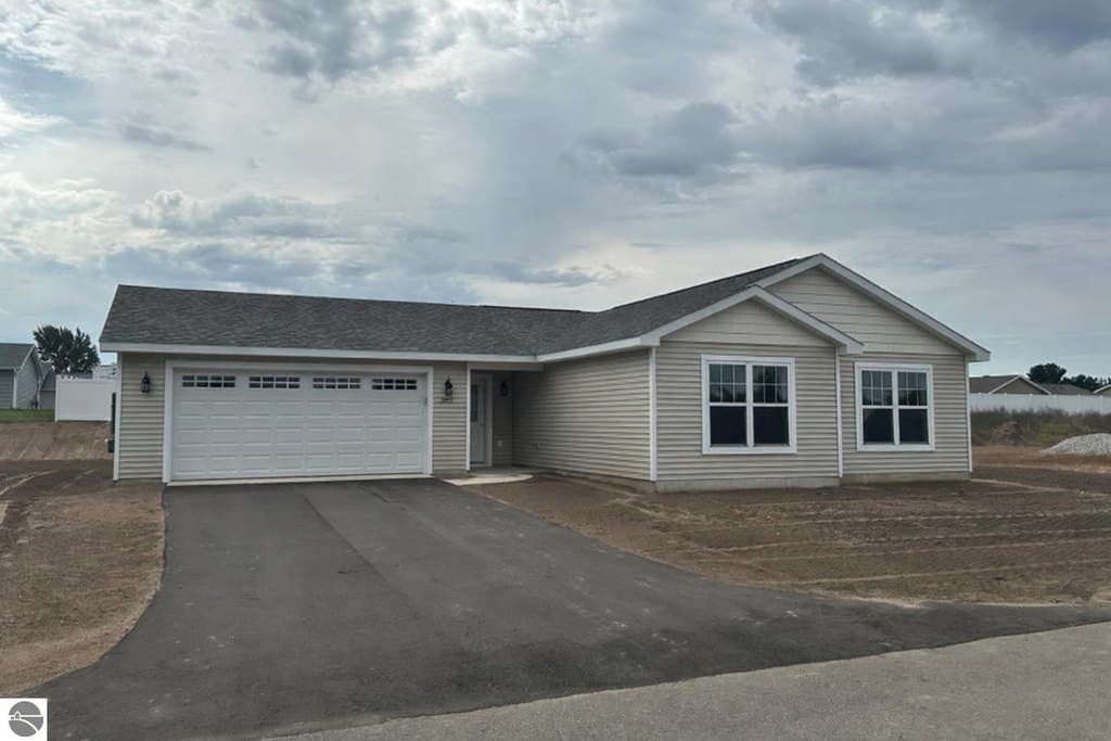 1812 Robin Dr, Traverse City