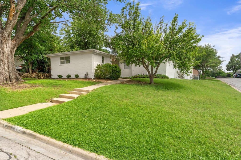 3313 Bilglade Rd, Fort Worth